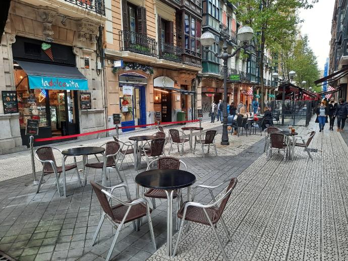 Imagen de archivo de personas paseando por una zona de Bilbao con terrazas.