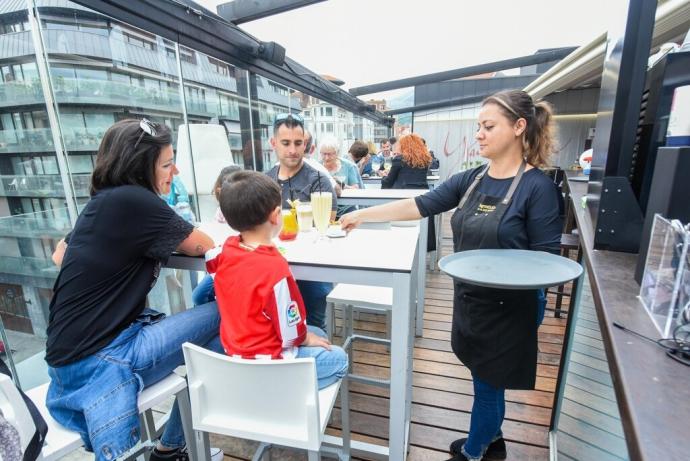 La terraza del Yandiola ofrece una gran variedad de cócteles y de picoteo en su carta gastronómica.