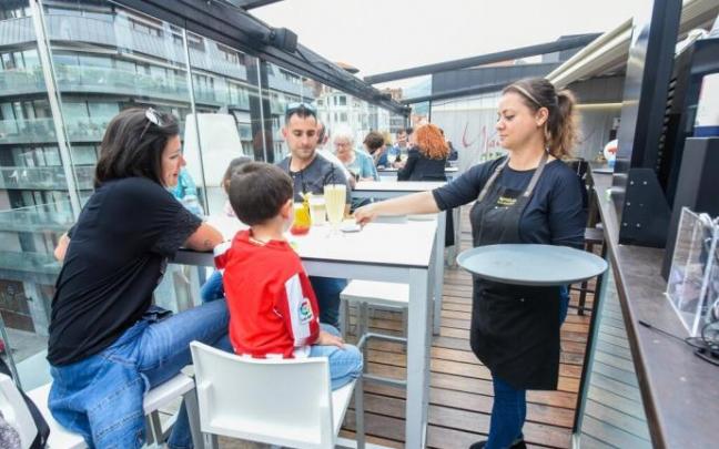 La terraza del Yandiola ofrece una gran variedad de cócteles y de picoteo en su carta gastronómica. La terraza del Yandiola ofrece una gran variedad de cócteles y de picoteo en su carta gastronómica.