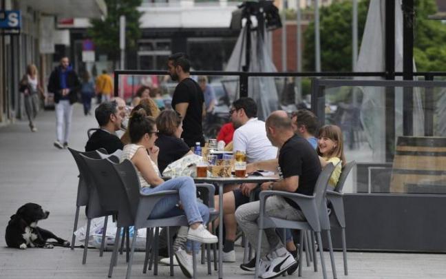 Gente consumiendo en una terraza de donostia