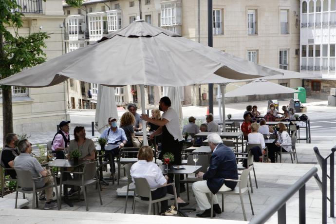 Personas sentadas en una terraza en Vitoria.