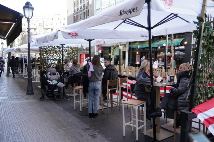 Imagen de archivo de una terraza en Bilbao.