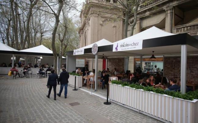 Terrazas en el exterior de la plaza de toros de Pamplona.