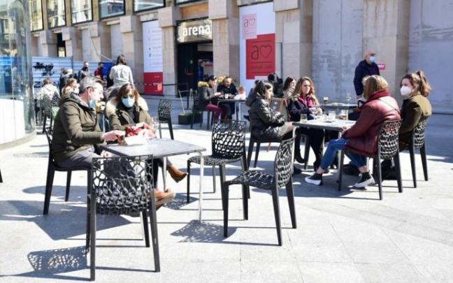 Gente en terrazas junto a la Bretxa. Gente en terrazas junto a la Bretxa.