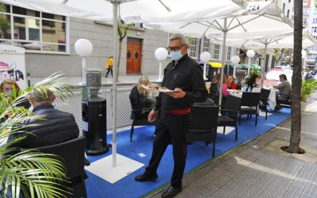 Una de las terrazas que se autorizaron en Bilbao para combatir los efectos de las restricciones en la hostelería Una de las terrazas que se autorizaron en Bilbao para combatir los efectos de las restricciones en la hostelería
