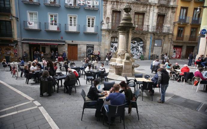 Terrazas en la plaza de Navarrería.