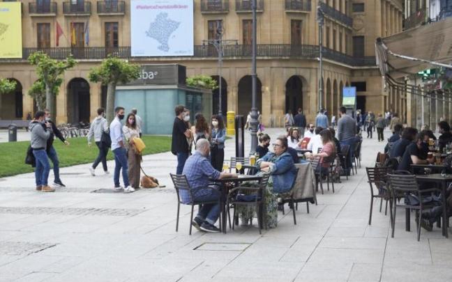 Varias personas, en las terrazas de los bares de la Plaza del Castillo. Varias personas, en las terrazas de los bares de la Plaza del Castillo.