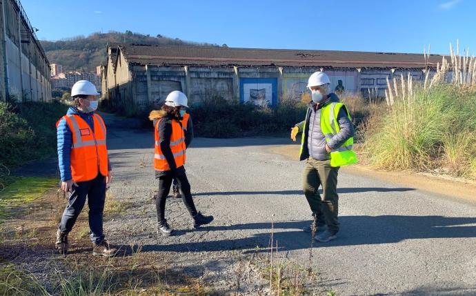 El alcalde, Asier Iragorri, durante una visita a la zona donde antaño se levantara la siderúrgica de La Basconia.