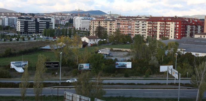 Terreno donde está proyectada la nueva zona comercial de Azpilagaña sur.