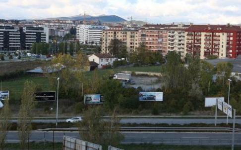 Terreno donde está proyectada la nueva zona comercial de Azpilagaña sur. Terreno donde está proyectada la nueva zona comercial de Azpilagaña sur.
