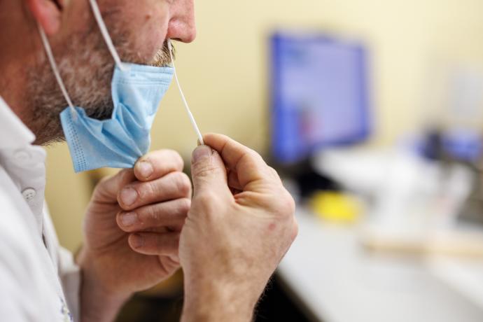 Los test de antígenos por vía nasal son una herramienta aceptable para descartar coronavirus.