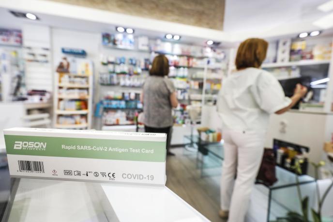 Los farmacéuticos también rechazan que los test de antígenos puedan venderse en supermercados