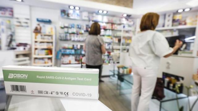 Los farmacéuticos también rechazan que los test de antígenos puedan venderse en supermercados
