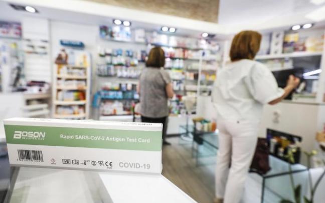 Los farmacéuticos también rechazan que los test de antígenos puedan venderse en supermercados Los farmacéuticos también rechazan que los test de antígenos puedan venderse en supermercados