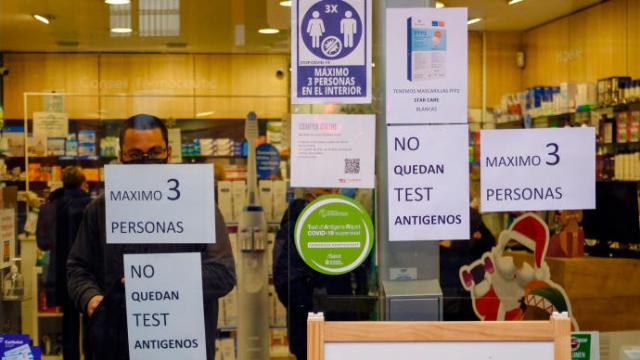 Una farmacia con carteles de test de antígenos agotados.