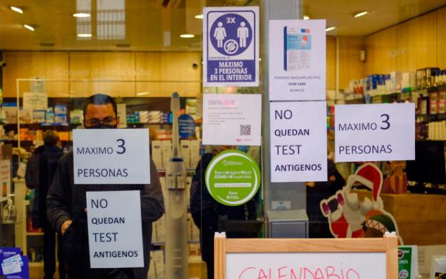 Una farmacia con carteles de test de antígenos agotados.