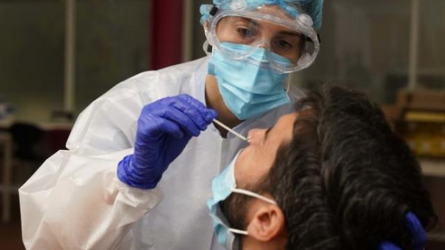 Una persona realizándose un test PCR de detección de coronavirus.