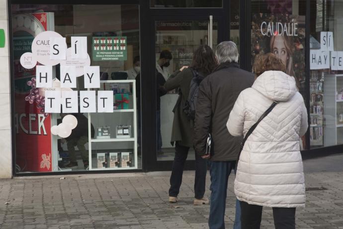 Colas en el exterior de la farmacia Zamacona, en Vitoria, este lunes.