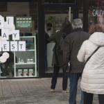 Colas en el exterior de la farmacia Zamacona, en Vitoria, este lunes.