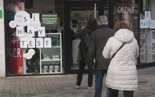Colas en el exterior de la farmacia Zamacona, en Vitoria, este lunes. Colas en el exterior de la farmacia Zamacona, en Vitoria, este lunes.