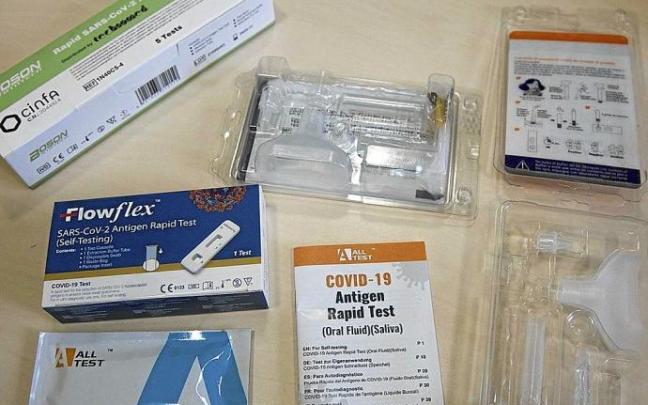 El personal de las farmacias va a jugar un papel clave a la hora de asesorar a los usuarios y resolver sus dudas en torno al empleo de las pruebas. Verónica López, de la farmacia Puente de Gasteiz, muestra la información de un test rápido de antígenos.Fot