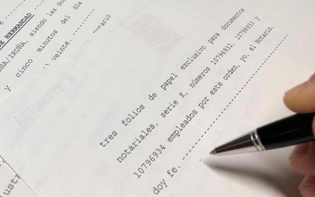 Una persona se dispone a firmar un testamento. Una persona se dispone a firmar un testamento.