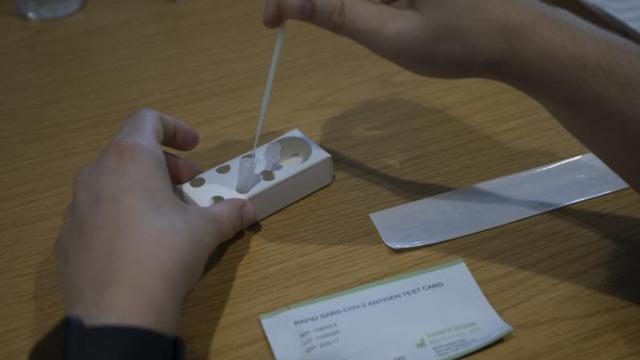 Una persona se realiza un test de antígenos.