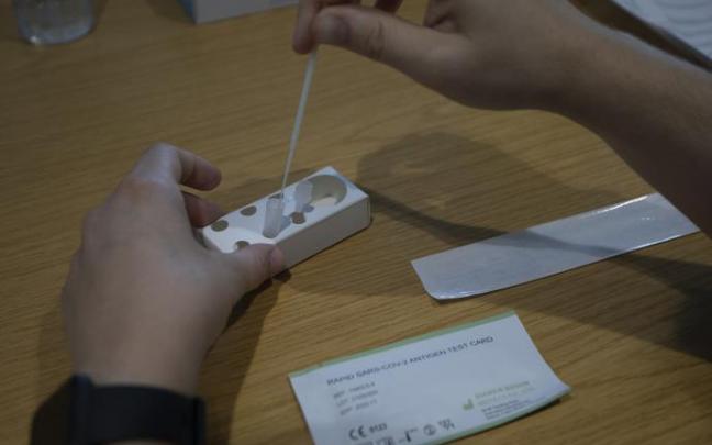 Una persona se realiza un test de antígenos.