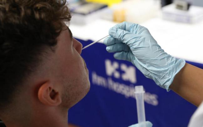 Una sanitaria realiza una PCR a un joven en Madrid. Una sanitaria realiza una PCR a un joven en Madrid.