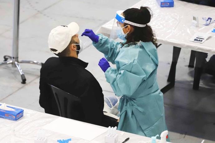 Un hombre se somete a un test de antígenos en un dispositivo de cribado masivo.