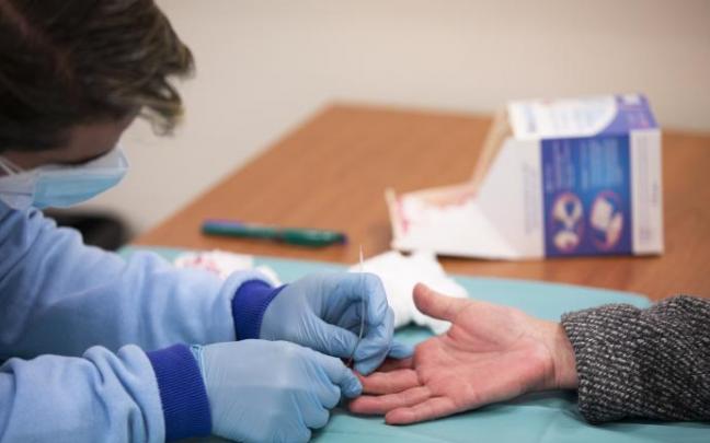 Una persona se somete a un test de coronavirus.