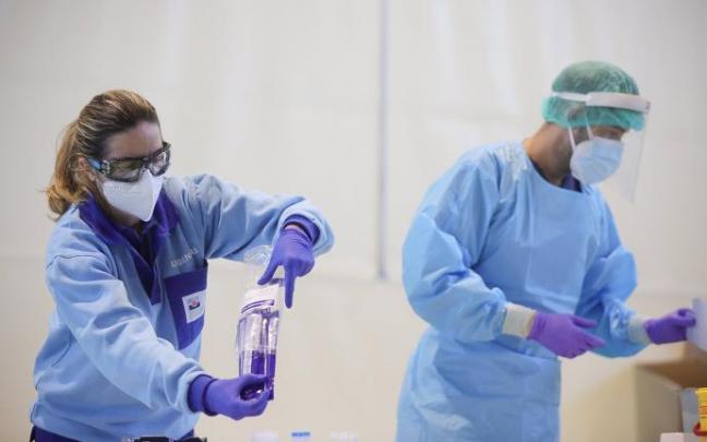 Profesionales sanitarios realizan test de detección de Covid.