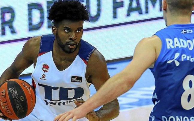 Massenat, que debutó con la elástica azulgrana, controla el balón ante Radonjic. Foto: Gorka Estrada