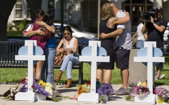 Gestos de emoción y dolor en un acto en homenaje a las víctimas en Uvalde.