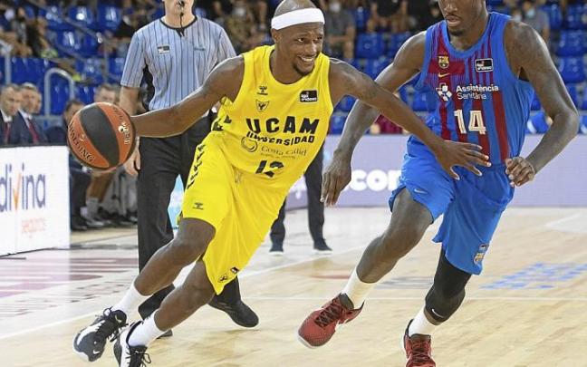 Thad McFadden penetra a canasta ante la defensa del Nigel Hayes.