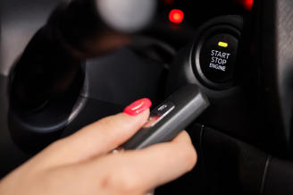 Un coche que se puede arrancar sin introducir la llave, accionando un botón.