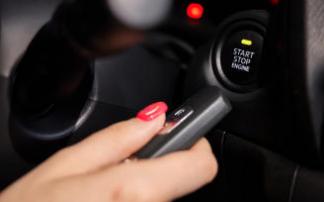 Un coche que se puede arrancar sin introducir la llave, accionando un botón. Un coche que se puede arrancar sin introducir la llave, accionando un botón.