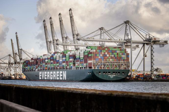 El buque 'Ever Given' llegando al puerto neerlandés de Rotterdam.