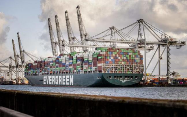 El buque 'Ever Given' llegando al puerto neerlandés de Rotterdam. El buque 'Ever Given' llegando al puerto neerlandés de Rotterdam.
