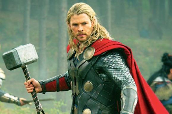 Chris Hemsworth, interpretando a Thor.