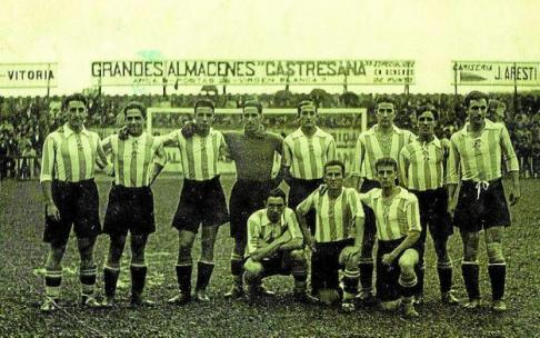 14 de diciembre de 1930. Debut del Deportivo Alavés en Primera División en Mendizorroza. Deportivo Alavés-Arenas de Guecho (3-2). Hat trick de Olivares. De pie (izda. a dcha.): Ciriaco, Urquiri, Olivares, Beristain, Heredia, Albéniz, Arsenio y Quincoces. 14 de diciembre de 1930. Debut del Deportivo Alavés en Primera División en Mendizorroza. Deportivo Alavés-Arenas de Guecho (3-2). Hat trick de Olivares. De pie (izda. a dcha.): Ciriaco, Urquiri, Olivares, Beristain, Heredia, Albéniz, Arsenio y Quincoces.