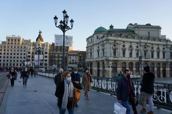 Varias personas pasean por el centro de Bilbao.