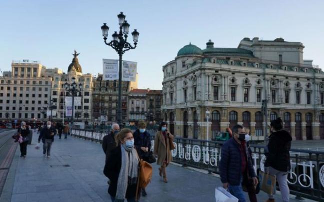 Varias personas pasean por el centro de Bilbao.