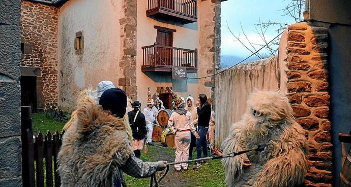 El 'Hartza' y su 'hartzazain' salen a recorrer las calles de Arizkun. Foto: Juan Mari Ondikol