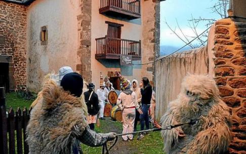 El 'Hartza' y su 'hartzazain' salen a recorrer las calles de Arizkun. Foto: Juan Mari Ondikol