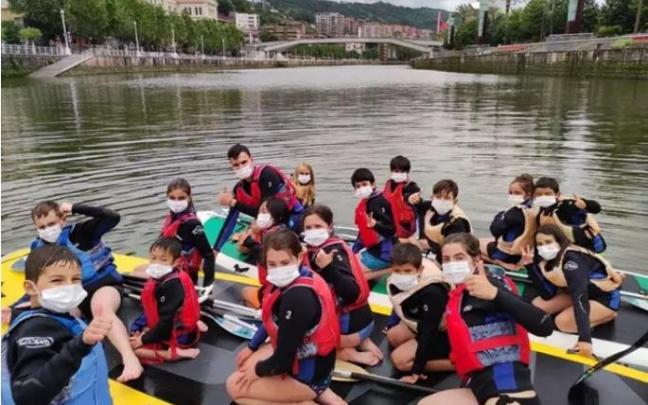 Un grupo de jóvenes en una actividad de tiempo libre.