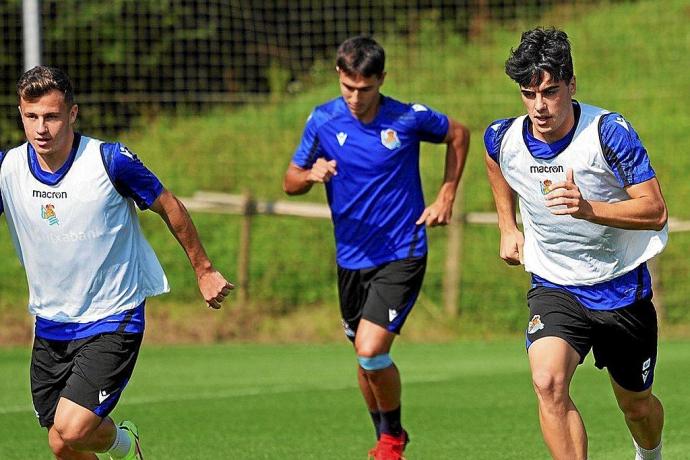 Valera, Zubimendi y Lobete, en pleno esfuerzo, en un momento del entrenamiento de ayer en Zubieta. Foto: R.S.