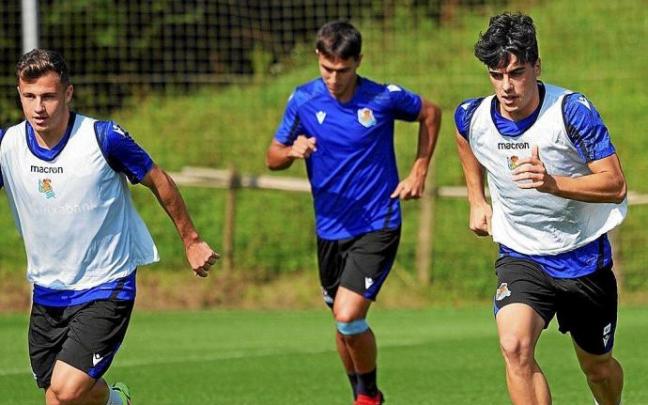 Valera, Zubimendi y Lobete, en pleno esfuerzo, en un momento del entrenamiento de ayer en Zubieta. Foto: R.S.