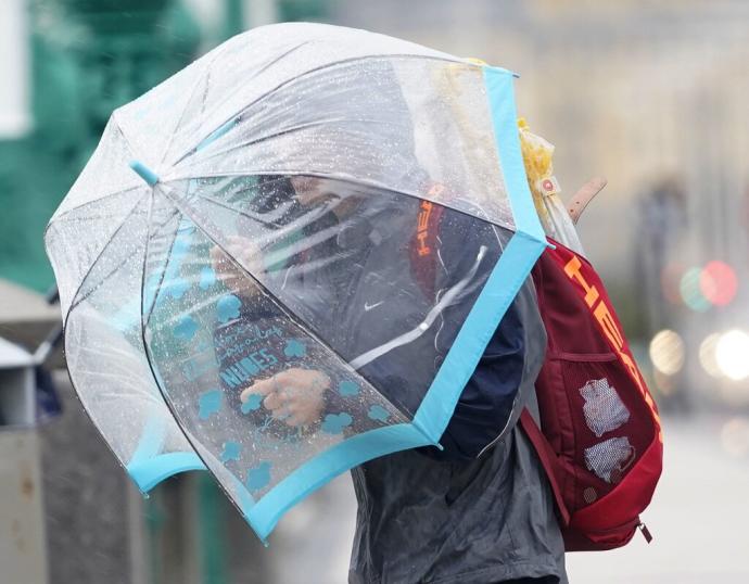 Una persona se protege de la lluvia con un paraguas