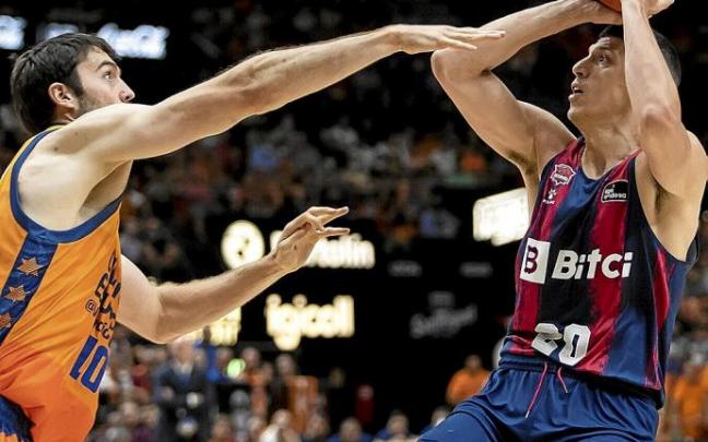 Fontecchio arma el brazo ante Tobey. Foto: Área 11